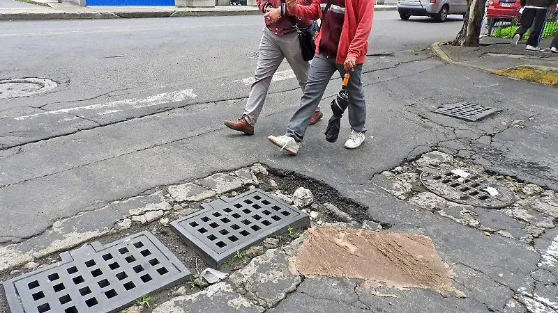 Baches y socavones, un peligro constante para los capitalinos [Fotorreportaje]